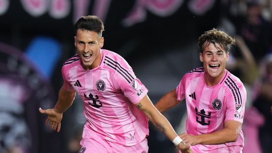 Tadeo Allende festeja. Tadeo Allende festeja.