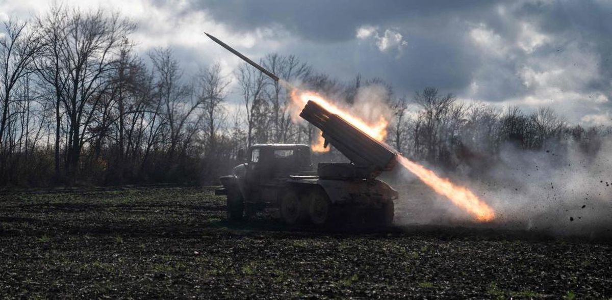 Artiller&iacute;a ucraniana empujando.