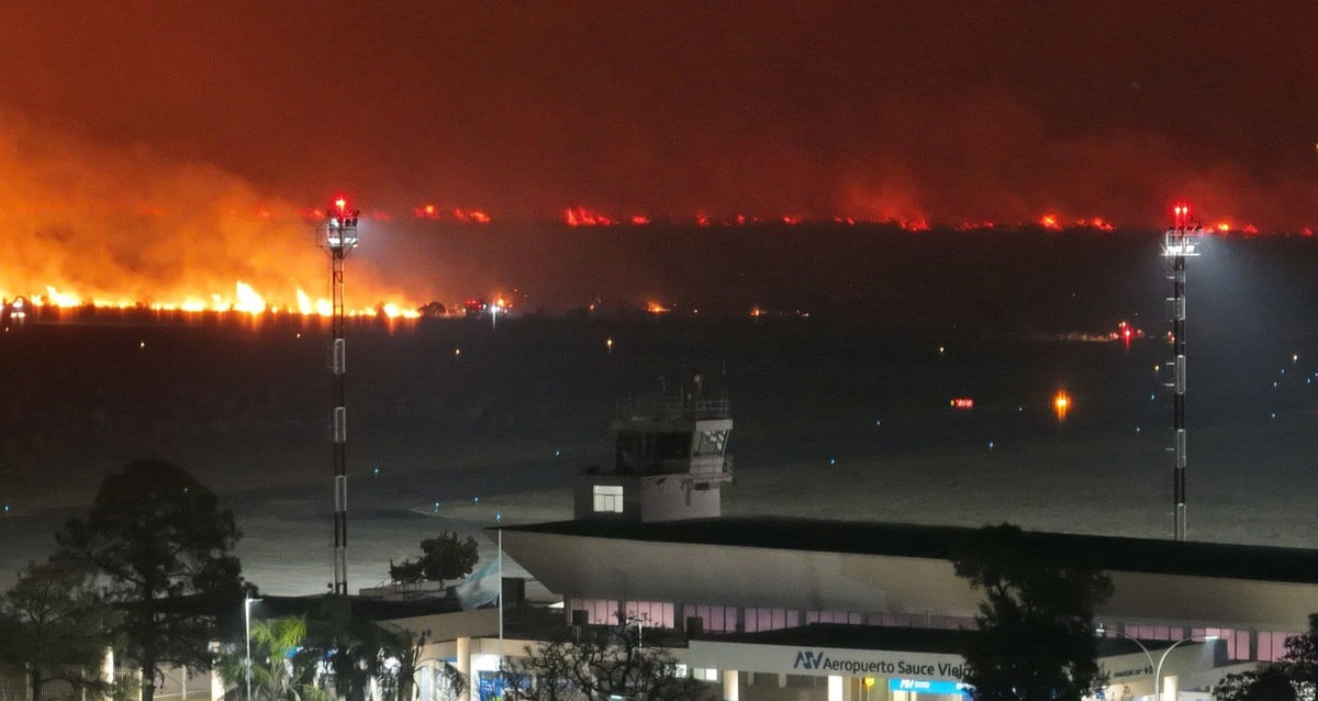 Después de intensas horas de trabajo, el fuego se logró controlar y el aeropuerto ya volvió a funcionar. Después de intensas horas de trabajo, el fuego se logró controlar y el aeropuerto ya volvió a funcionar. 