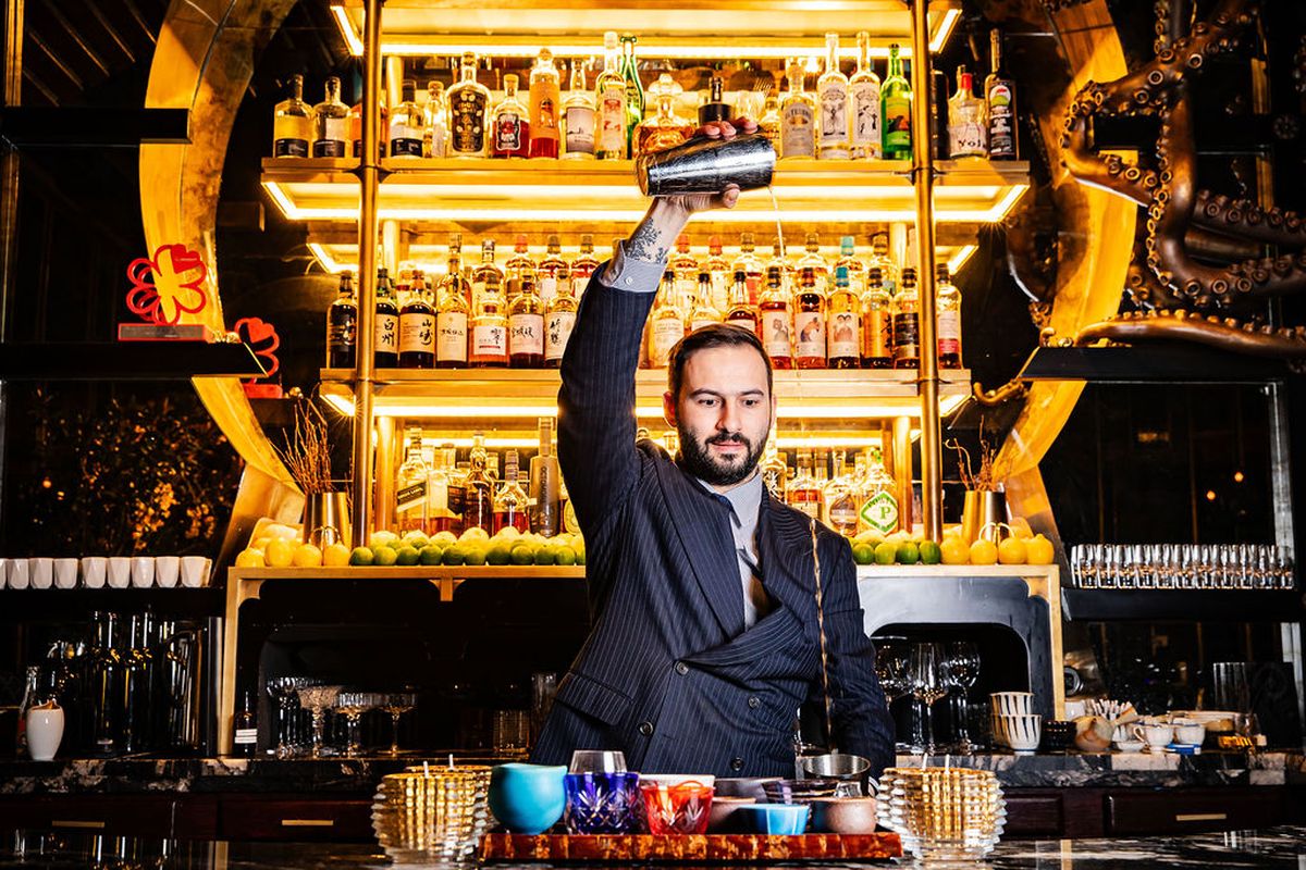 Un coctelero de Shinji’s prepara cócteles de autor en Nueva York, donde la técnica japonesa, la puesta en escena y una barra íntima explican su lugar entre los mejores bares de Norteamérica. Un coctelero de Shinji’s prepara cócteles de autor en Nueva York, donde la técnica japonesa, la puesta en escena y una barra íntima explican su lugar entre los mejores bares de Norteamérica.