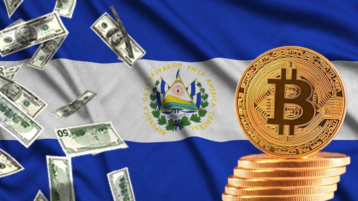 Bandera de El Salvador, dólares estadounidenses y bitcoin.
