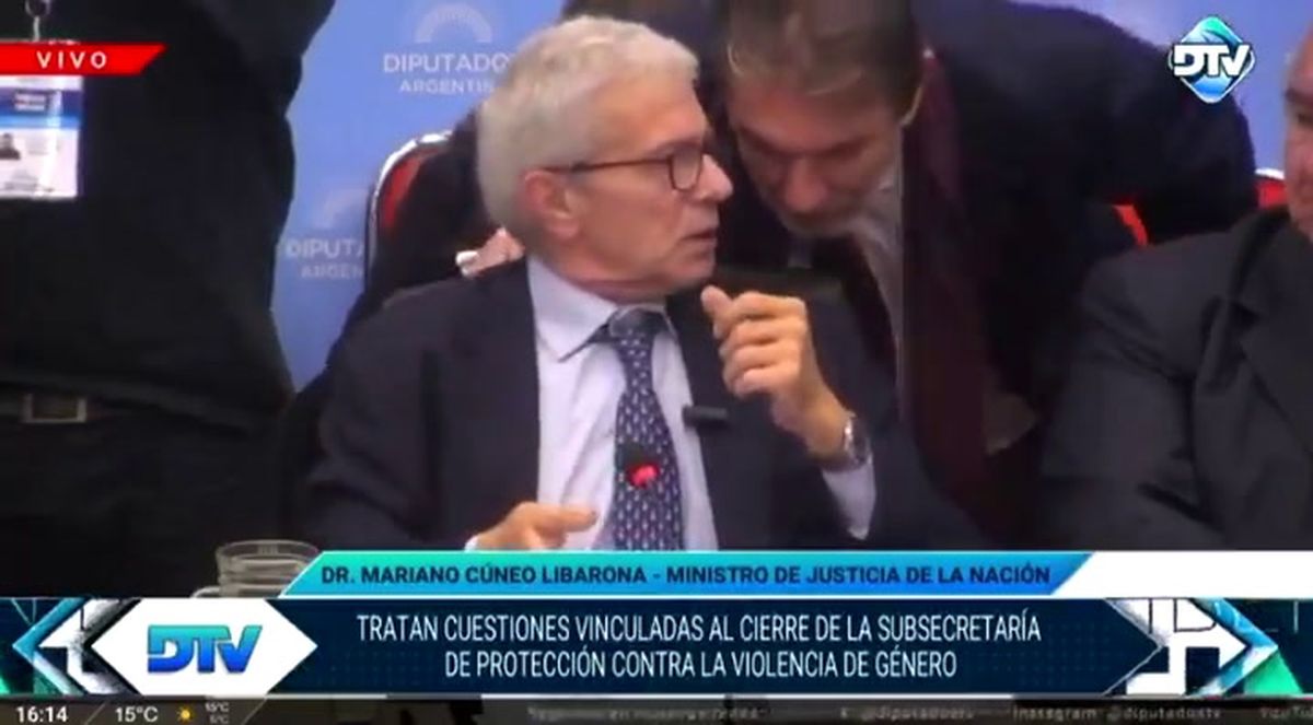 El ministro Mariano Cúneo Libarona en diálogo con un colaborador El ministro Mariano Cúneo Libarona en diálogo con un colaborador
