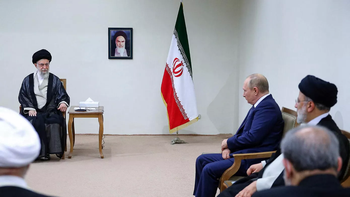 Vladimir Putin visita al jefe espiritual de la teocracia vigente en Irán, ayatolá Seyyed Ali Khamenei. Vladimir Putin visita al jefe espiritual de la teocracia vigente en Irán, ayatolá Seyyed Ali Khamenei.