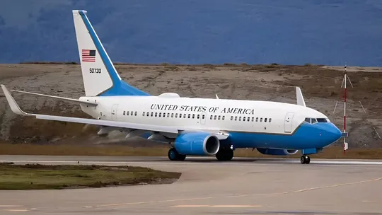 Sin datos aún del avión de USA que aterrizó en Ushuaia; ¿Qué dirá De Pablo del Milei cantante?