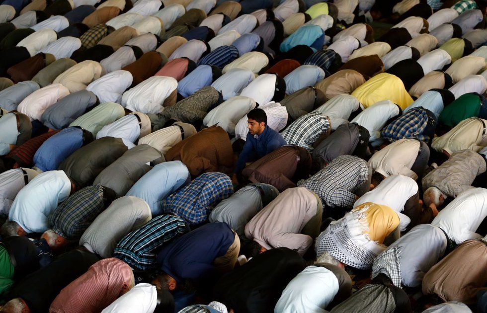 Rezo islámico en el inicio de la fiesta de Aid al-Adha.