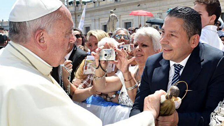 Gustavo Menéndez recién intendente de Merlo, y papa Francisco. Gustavo Menéndez recién intendente de Merlo, y papa Francisco.