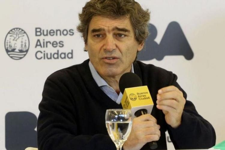 Fernán Quirós habló sobre la denuncia por entregar vacunas a obras sociales.