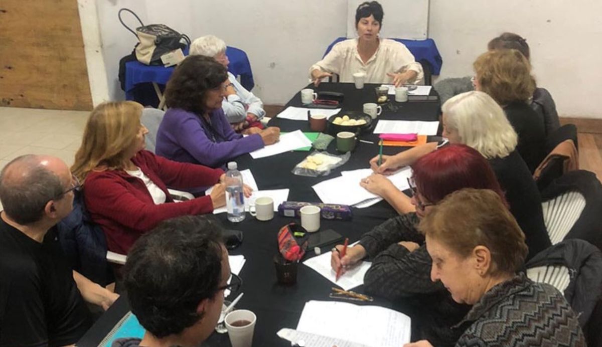 Adultos mayores participan en el taller de literatura dictado por Laura Fernández en el barrio Pueyrredón.&nbsp;