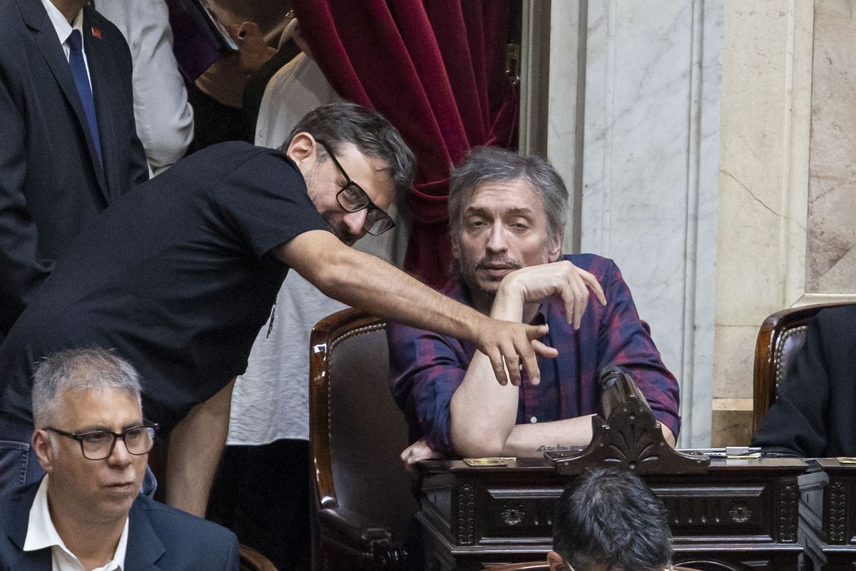 Maximo Kirchner escucha a Juan Grabois en la Cámara de Diputados de la Nación. Maximo Kirchner escucha a Juan Grabois en la Cámara de Diputados de la Nación.
