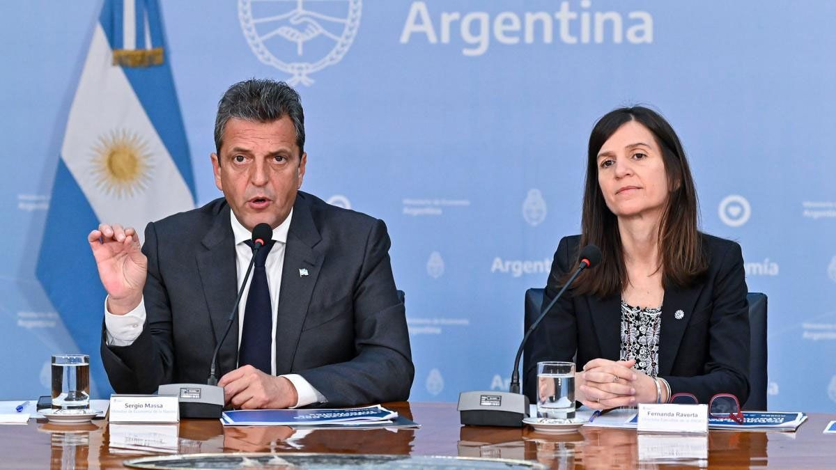 Sergio Massa y Fernanda Raverta, este martes durante el anuncio grabado.&nbsp; &nbsp;