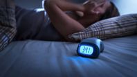 Acostarse a dormir a la noche, despertar a las 3 de la madrugada y tener dificultades para volver a conciliar el sueño es un mal que aqueja a la mayoría de las personas y con más razón a los adultos mayores.&nbsp;