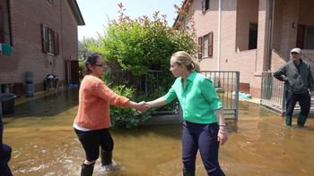 Una audaz Giorgia Meloni hundió sus pies en las feroces aguas que acabaron con las casas de vecinos. Una audaz Giorgia Meloni hundió sus pies en las feroces aguas que acabaron con las casas de vecinos.