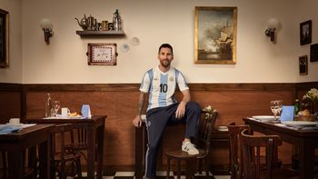 Selección Argentina, en modo retro: Lionel Messi posa con la nueva casaca Selección Argentina, en modo retro: Lionel Messi posa con la nueva casaca