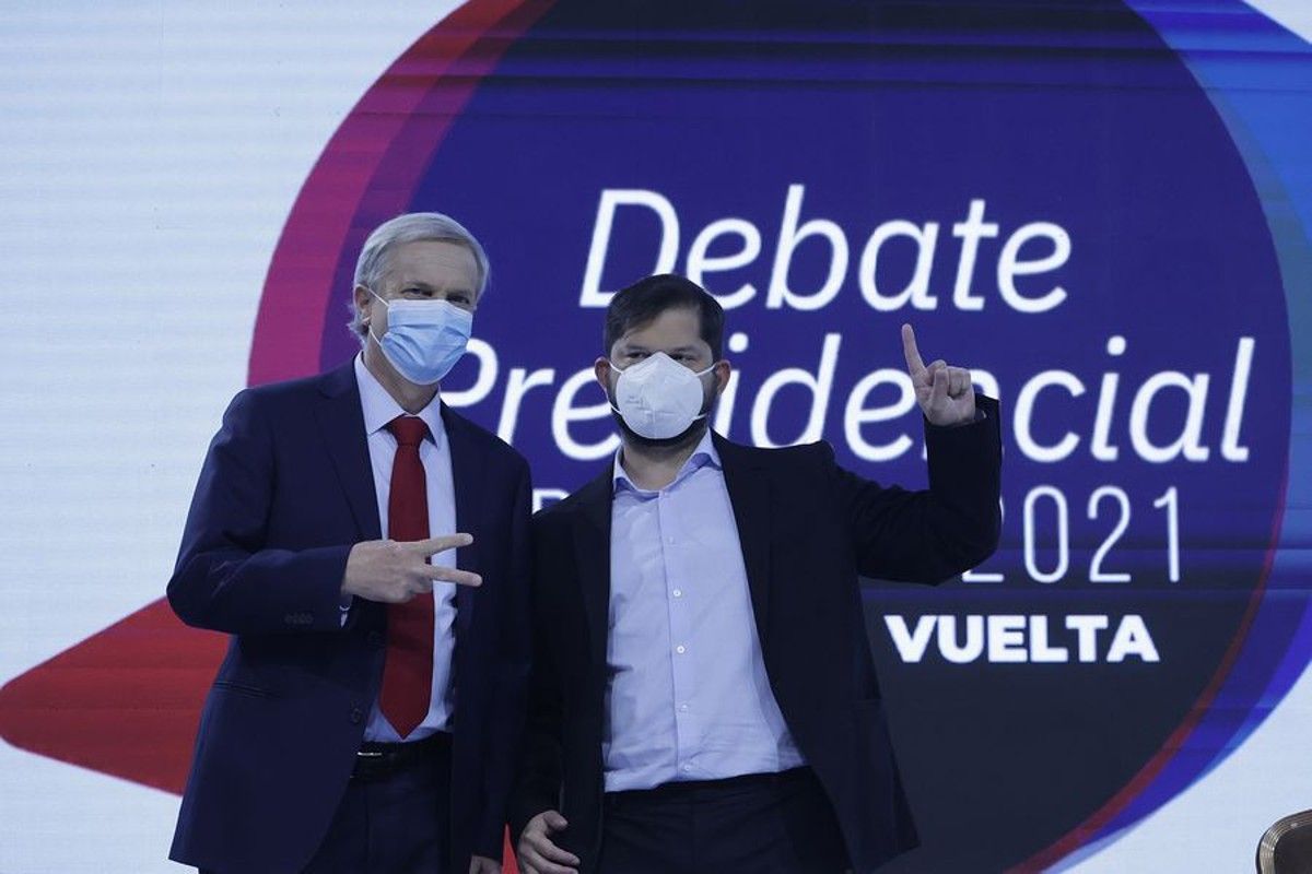 Otra vez, José Antonio Kast, que es de derecha está a la izquierda en la fotografía; y Gabriel Boric, que es de izquierda está a la derecha: algo está comenzando mal en Chile.