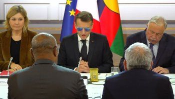 Emmanuel Macron con aviadores en Davos: el detalle que desató memes en medio del caos global