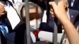altText(Video: El bochornoso momento en que Alberto F. intenta calmar a los fans de Maradona)}