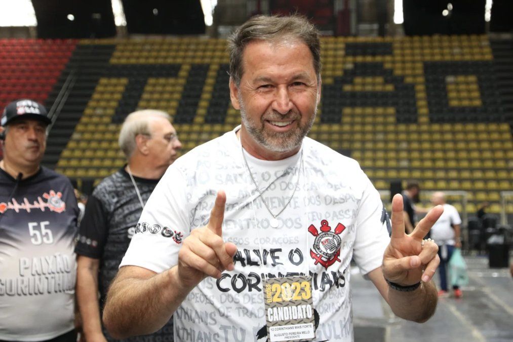 Socios de Corinthians votan destituir a Augusto Melo