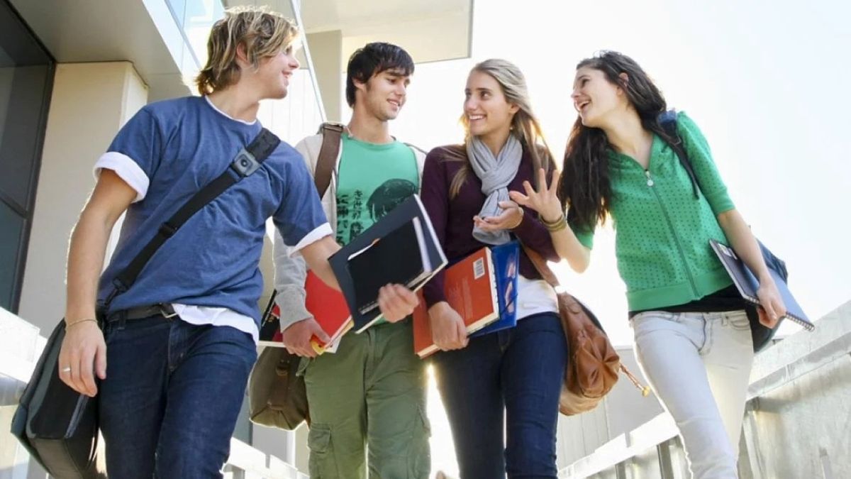 El 21 de septiembre celebramos el Día del Estudiante, con jóvenes disfrutando de actividades al aire libre, amigos y el ambiente festivo de la primavera.