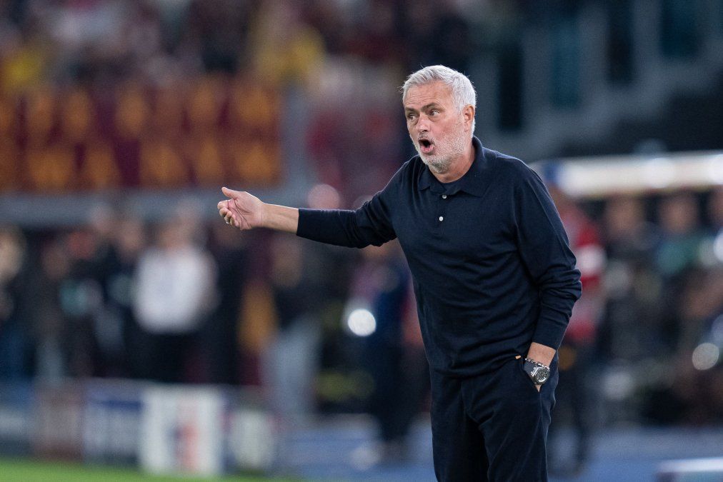 José Mourinho elevó el tono contra la prensa y los organismos del fútbol español en medio de las polémicas que rodean al Real Madrid.