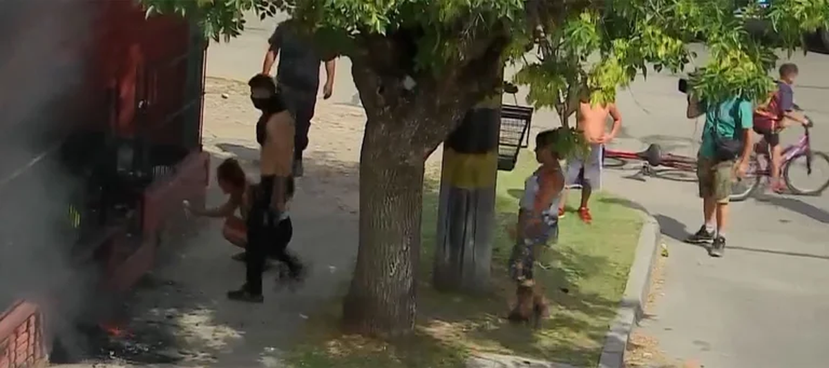 Los padres del jardín prenden fuego la casa del acusado (Foto: Infobae)