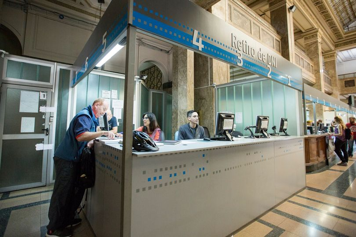Miles de personas pasan diariamente por las oficinas del Renaper. Miles de personas pasan diariamente por las oficinas del Renaper.