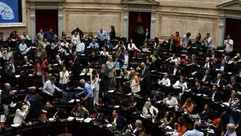 Legisladores de UxP y de la izquierda festejan y se retiran del recinto tras caerse la sesión por la Ley Ómnibus. Legisladores de UxP y de la izquierda festejan y se retiran del recinto tras caerse la sesión por la Ley Ómnibus.