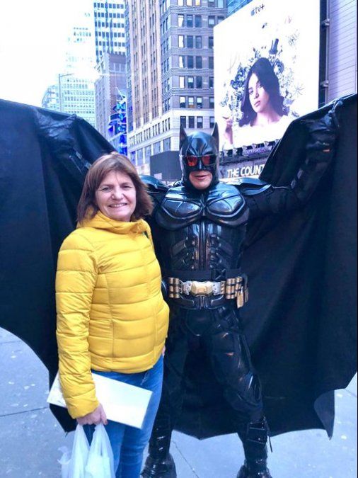 Patricia Bullrich junto al Batman de Time Square.