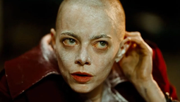 Emma Stone deja el glamour y sorprende a todos al raparse por completo para Bugonia, el nuevo film de Yorgos Lanthimos que debutó con críticas perfectas.