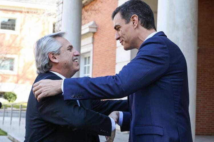 Alberto Fernández con el presidente español Pedro Sánchez.