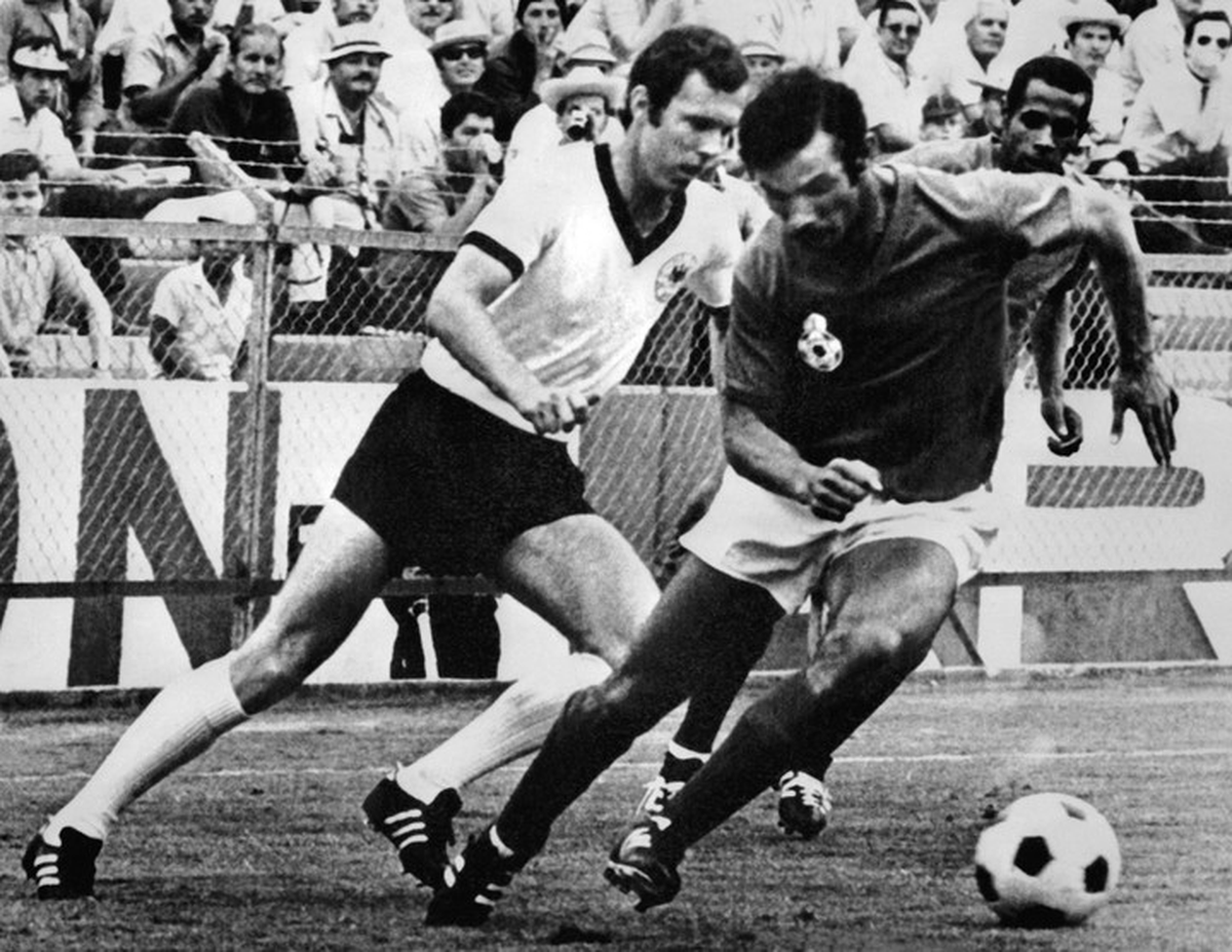 Beckenbauer jugando para Alemania. Beckenbauer jugando para Alemania.