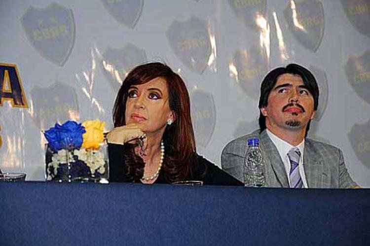 La presidente Cristina Fernández con Martín Báez, en la inauguración de la sede del club Boca de Río Gallegos que preside el hijo del empresario.