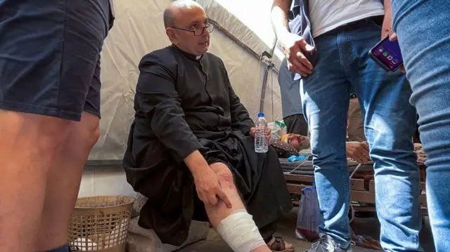 Israel atacó la única iglesia católica de Gaza, matando a 3 personas e hiriendo al cura argentino de la parroquia. Israel atacó la única iglesia católica de Gaza, matando a 3 personas e hiriendo al cura argentino de la parroquia.