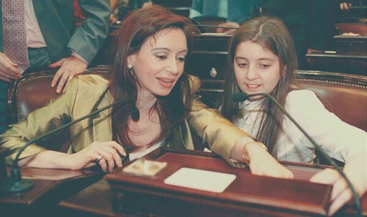Cristina Kirchner junto a su hija Florencia Kirchner cuando era tan solo una ni&ntilde;a.