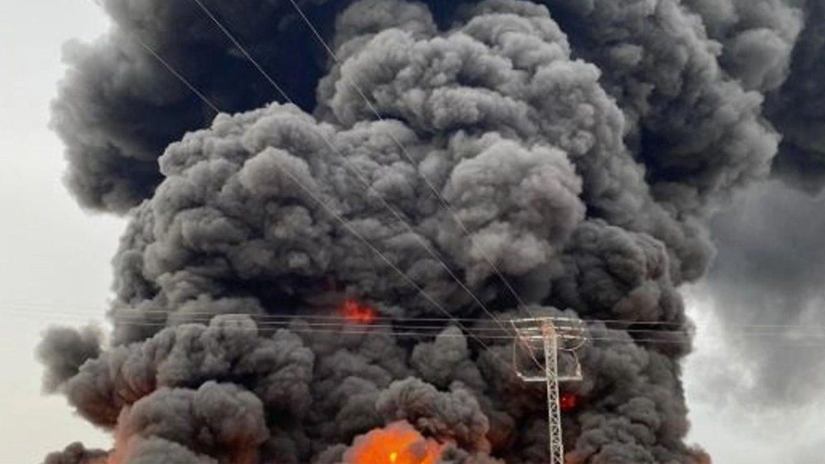 El fuego consumió una fábrica de pintura en Moreno. También arde Medio Oriente.&nbsp;