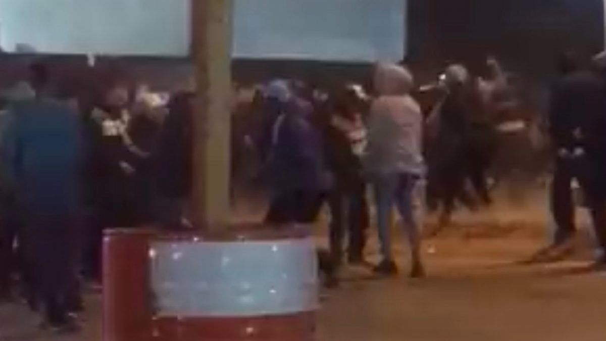 La disputa de los octavos de final de la Copa Argentina 2022 quedó salpicada por el accionar de los barrabravas con detenciones y agresiones a micros.