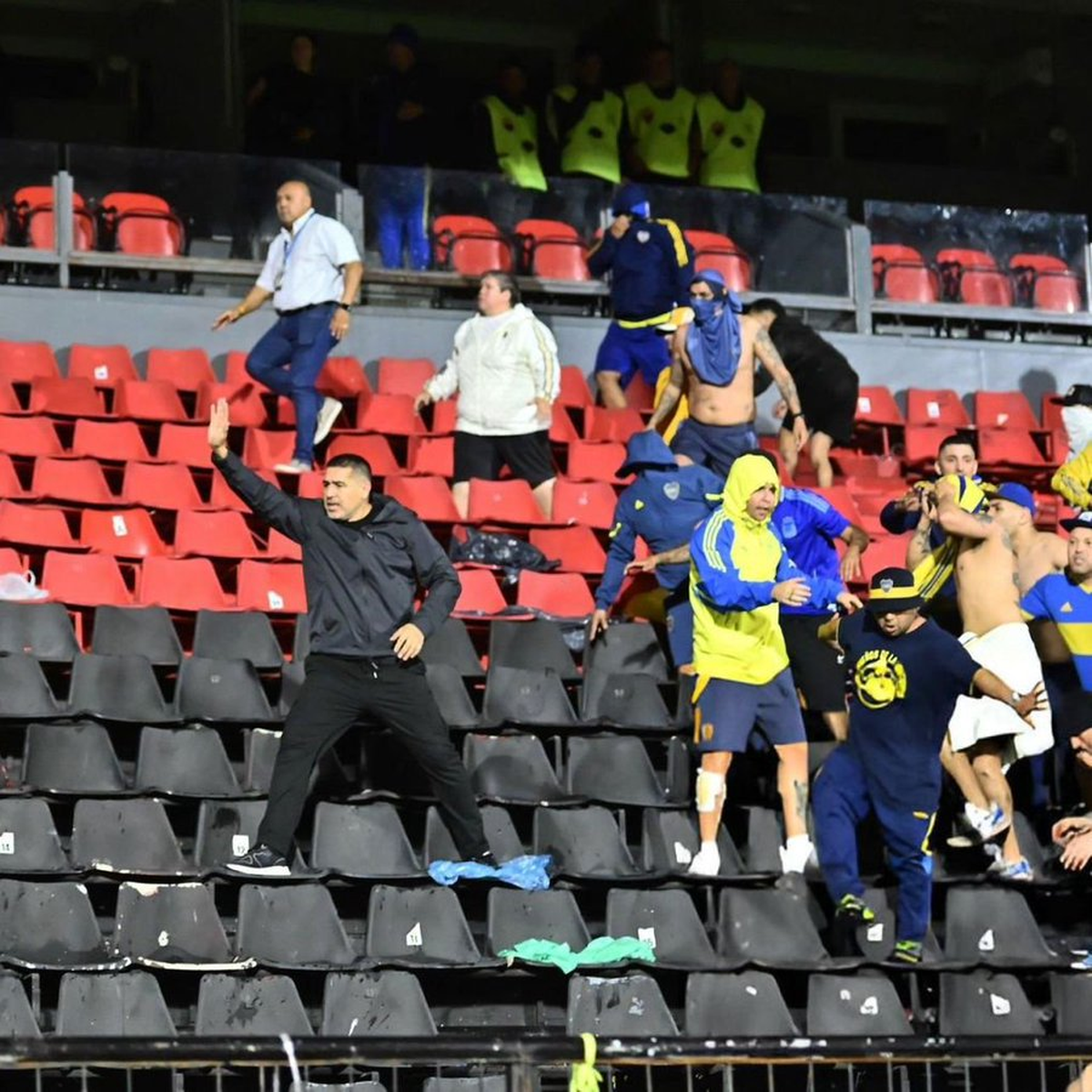 Riquelme en el medio de los disturbios, calmó a los hinchas y a los policías para evitár una desgracia mayor Riquelme en el medio de los disturbios, calmó a los hinchas y a los policías para evitár una desgracia mayor