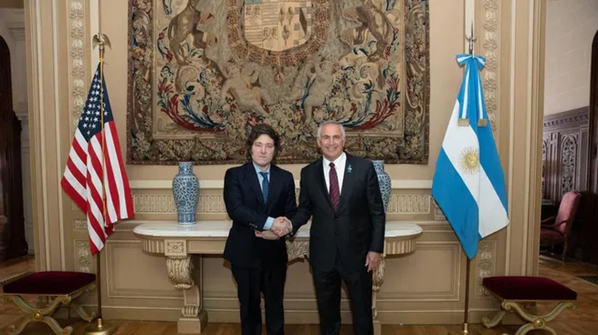 Javier Milei en un encuentro con el embajador de Estados Unidos, Marc Stanley, en la embajada en Buenos Aires. Javier Milei en un encuentro con el embajador de Estados Unidos, Marc Stanley, en la embajada en Buenos Aires.