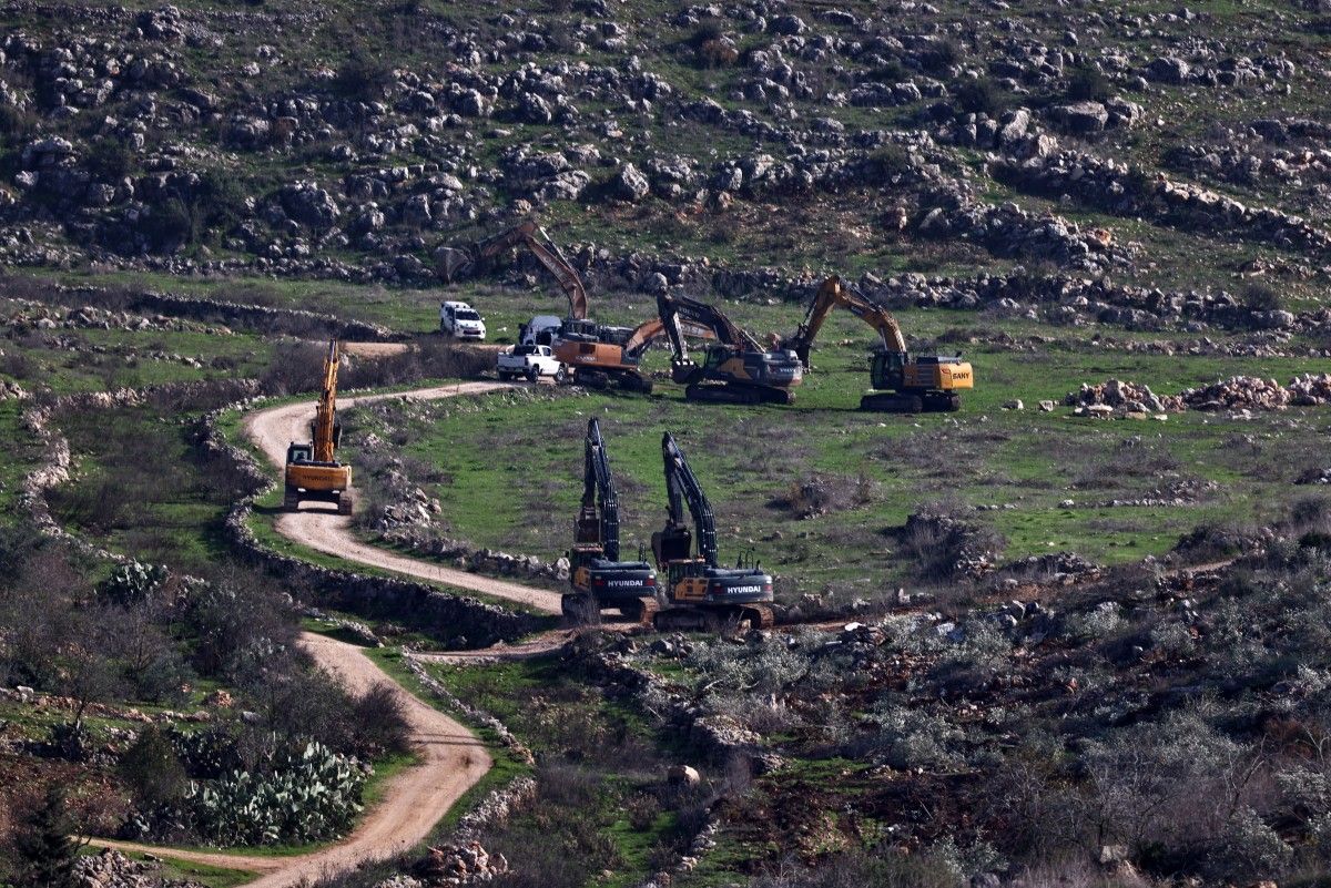 Silat al-Harithiya, Cisjordania: Excavadoras israelíes comienzan a trabajar en tierras pertenecientes a la comunidad palestina Jaradat, expropiada para levantar asentamientos de colonos en el área de Sarouj, el 22/12/2025.