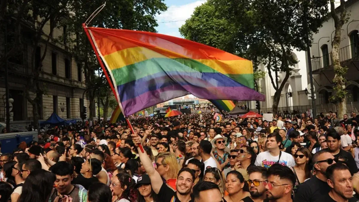 Organizaciones LGBTIQ+ llevaron a cabo la marcha del Orgullo, antirracista y antifascista a Plaza de Mayo contra los discursos de odio y el DNU que restringe derechos. "El Gobierno incita al odio", denuncian referentes. Organizaciones LGBTIQ+ llevaron a cabo la marcha del Orgullo, antirracista y antifascista a Plaza de Mayo contra los discursos de odio y el DNU que restringe derechos. "El Gobierno incita al odio", denuncian referentes.