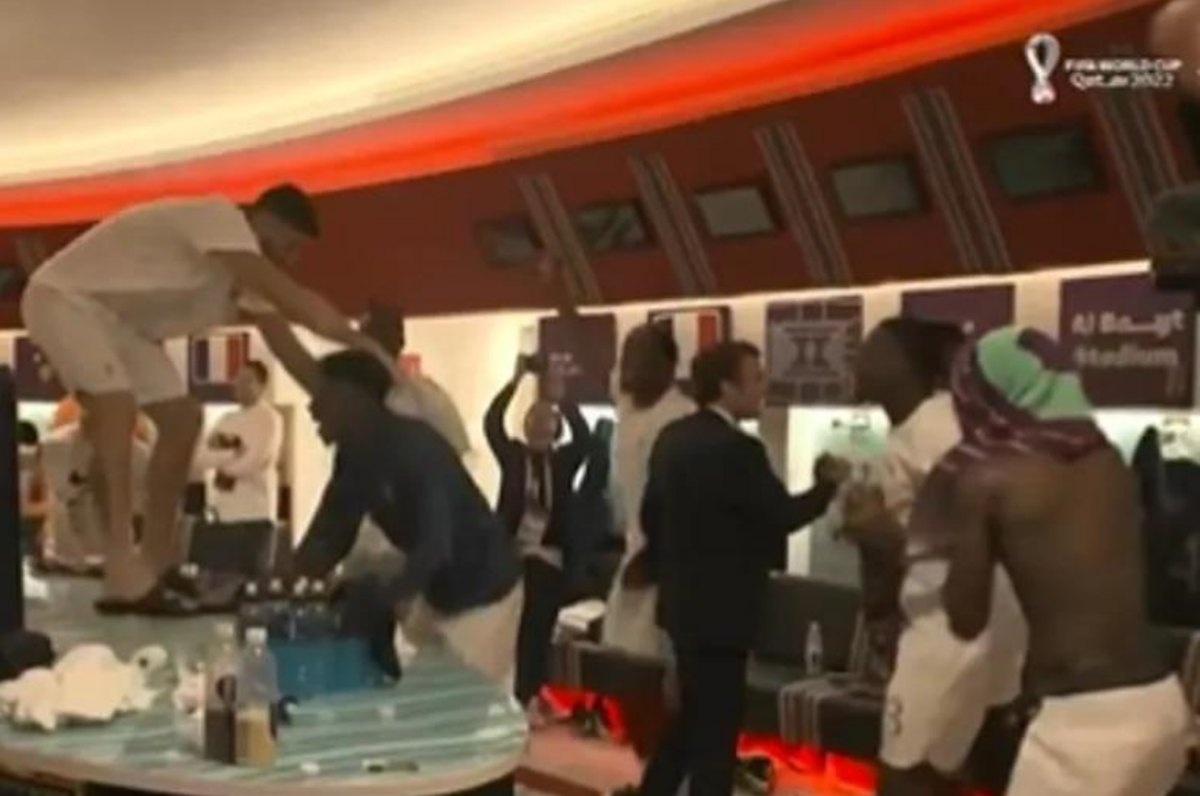 Macron festejando épicamente en los vestuarios.