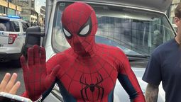Spider-Man vuelve al ruedo con un traje casero que marca un giro total en su historia. Marvel prepara una película callejera, oscura y con aliados inesperados.