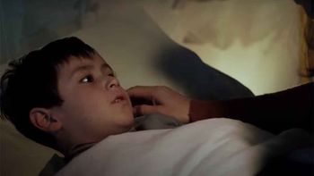 El niño que se va a dormir sin cenar en el spot de Unicef. El niño que se va a dormir sin cenar en el spot de Unicef.