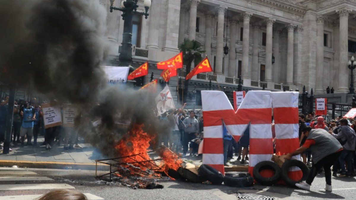 Incidentes frente al Congreso: Piedrazos y enfrentamientos