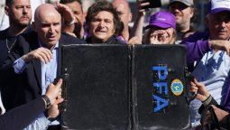 El precario escudo de la Policía Federal con el que se intentó proteger al Presidente.&nbsp;