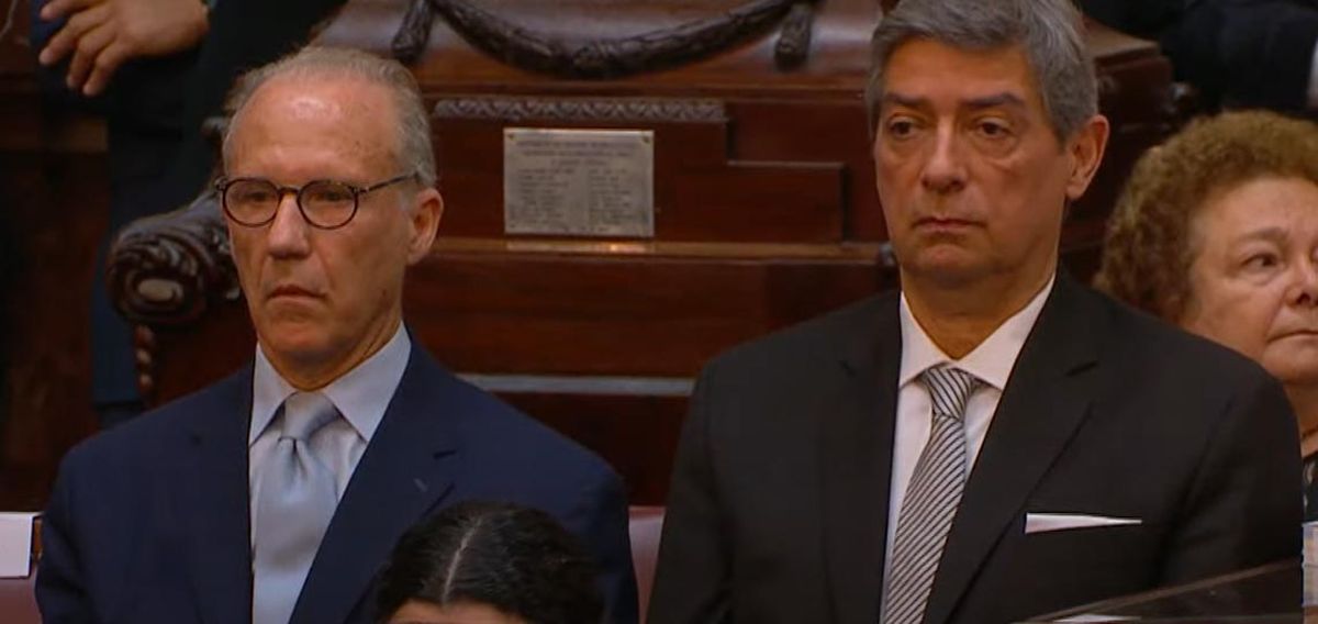 Los dos jueces de la Corte Suprema, Horacio Rosatti y Carlos Rosenkrantz, enfocados por la transmisión oficial cuando Alberto Fernández los miró para hacerles un fuerte reclamo.