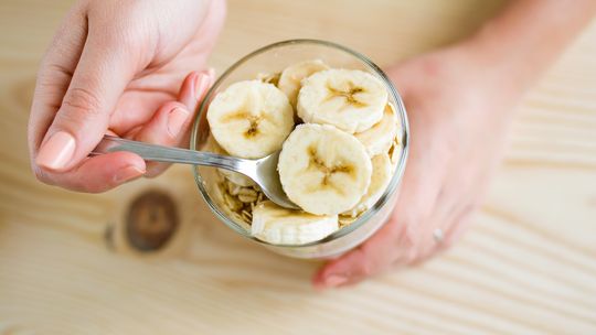 La verdad sobre la banana y la acidez estomacal, según estudio / Imagen de Nensuria en Freepik. La verdad sobre la banana y la acidez estomacal, según estudio / Imagen de Nensuria en Freepik.