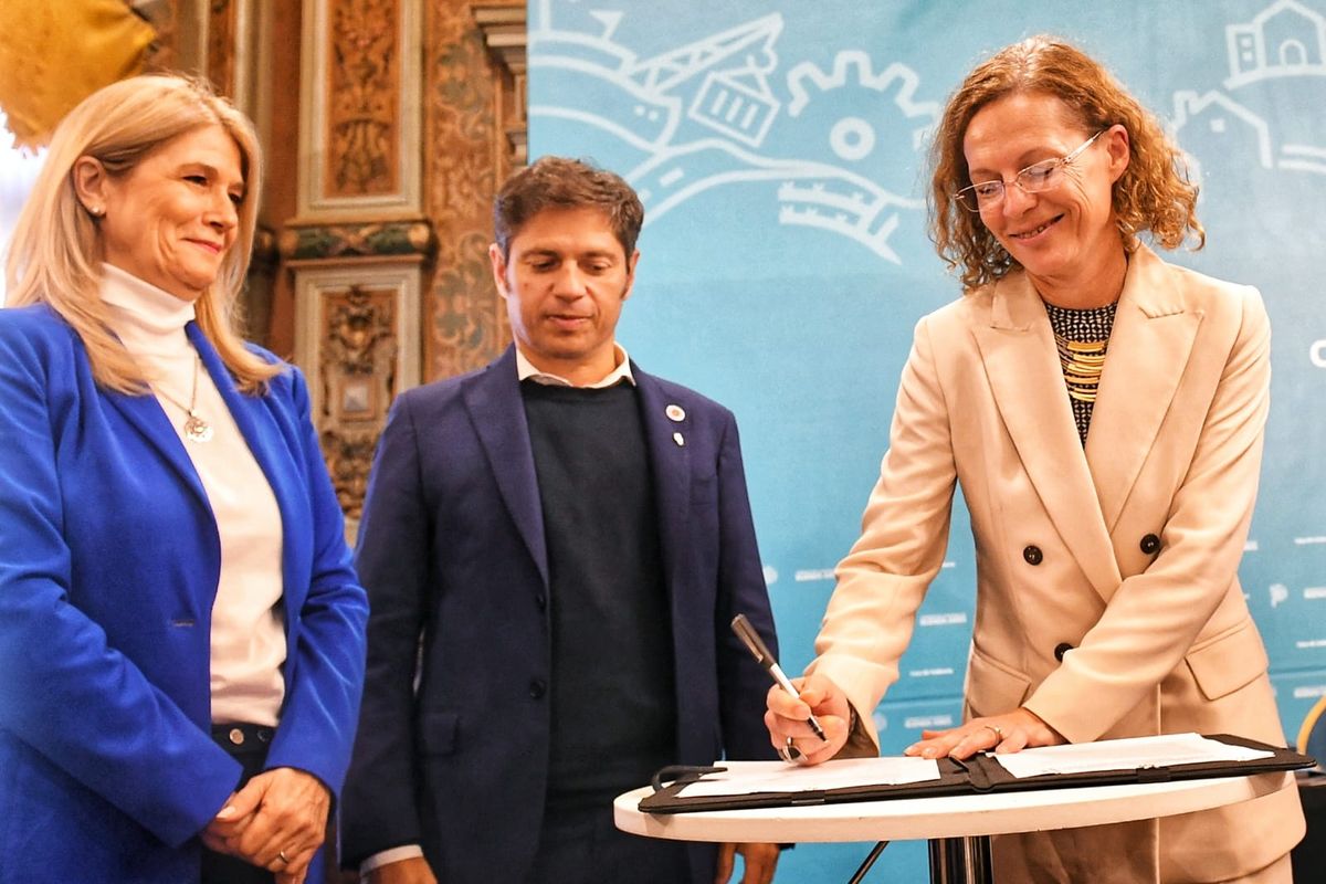 Verónica Magario y Axel Kicillof en la firma con funcionaria de UNICEF
