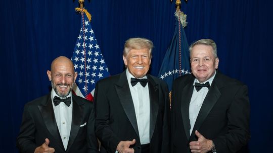 Leonardo Scatturice con Donald Trump y Barry Benett. Leonardo Scatturice con Donald Trump y Barry Benett.