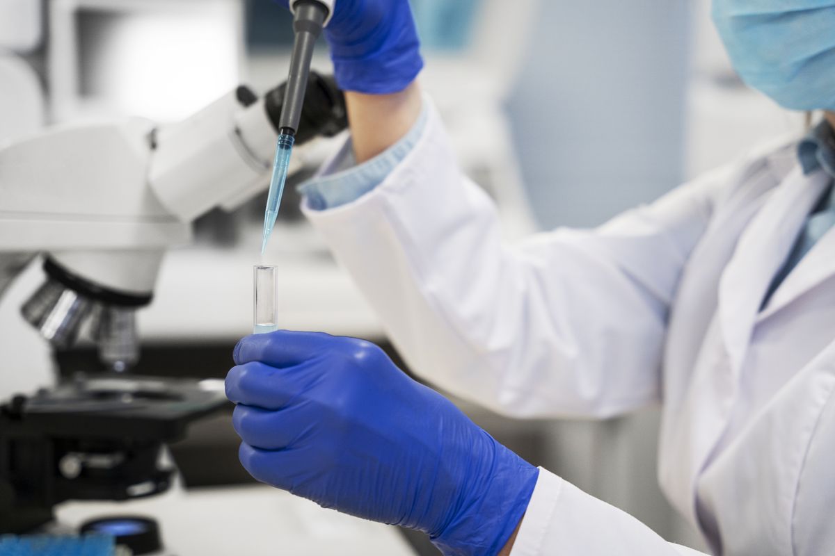 Unas bacterias ocultas en una cueva de hielo podrían ayudar a enfrentar una de las mayores amenazas de la medicina, según la ciencia / Imagen de Freepik.