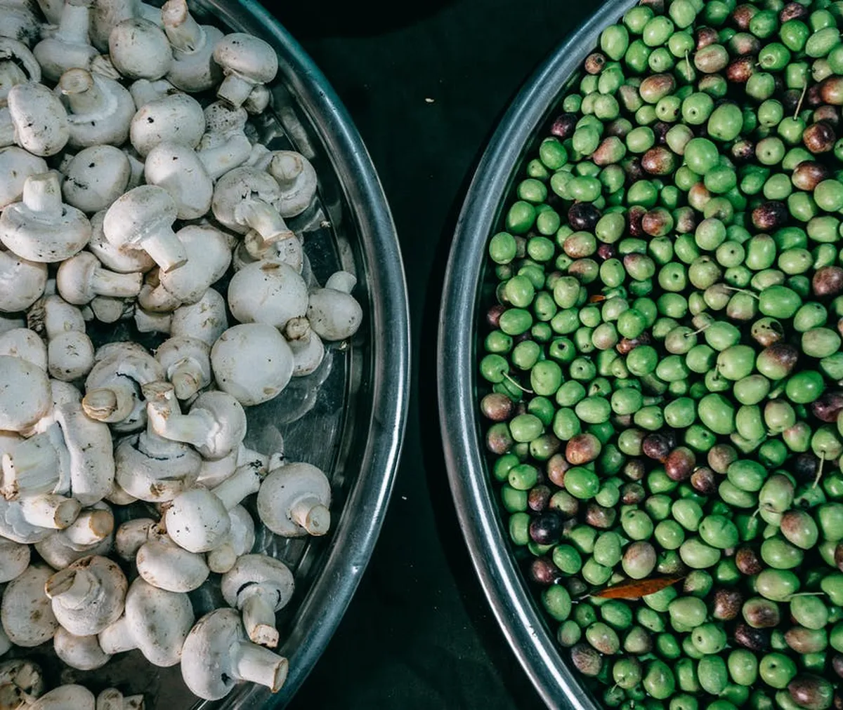Las proteínas se pueden obtener de diversas fuentes, incluidas la carne, las legumbres, los lácteos, algunas verduras, algunos cereales y frutos secos.